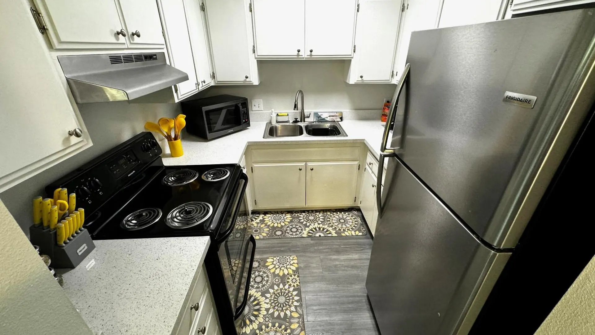 Downtown Las Vegas Walk Everywhere Turnkey Mid-Century Apartments Fully Furnished & Renovated! 0*,
